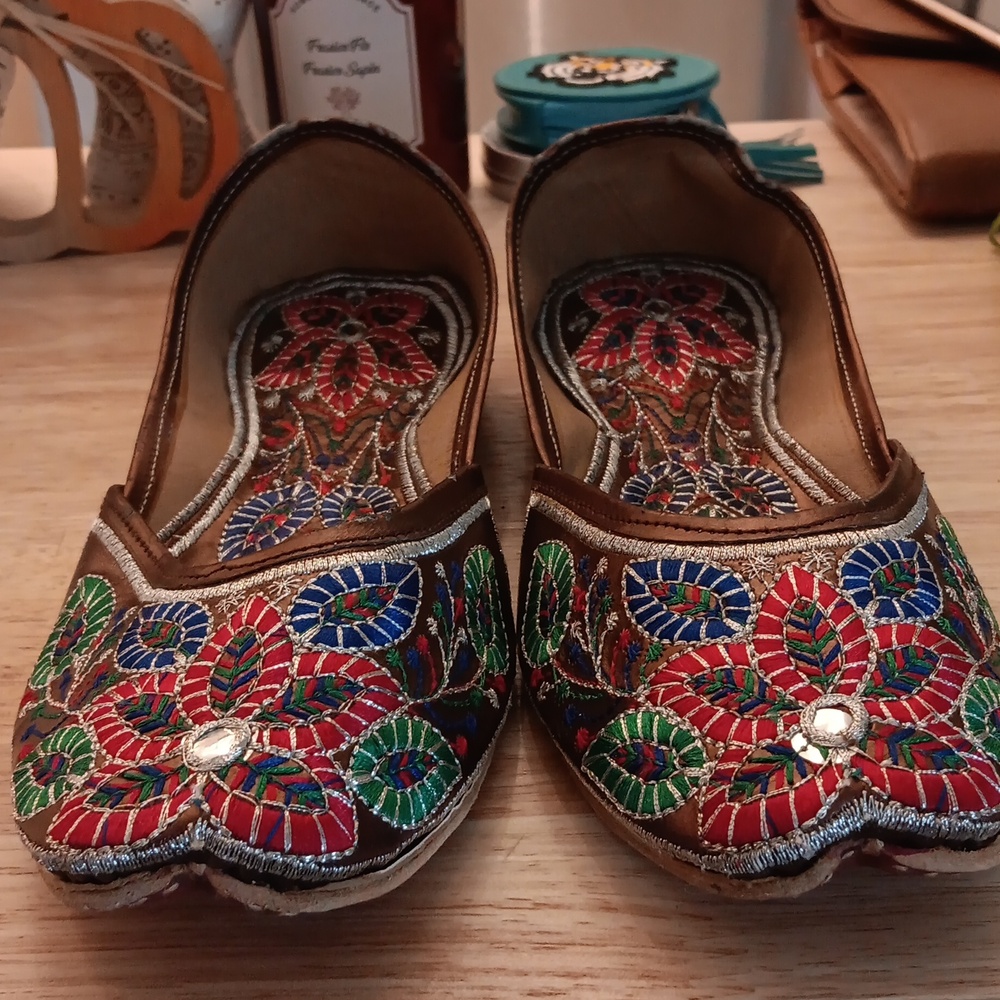 Embroidered Jutti - Picture 8 of 9